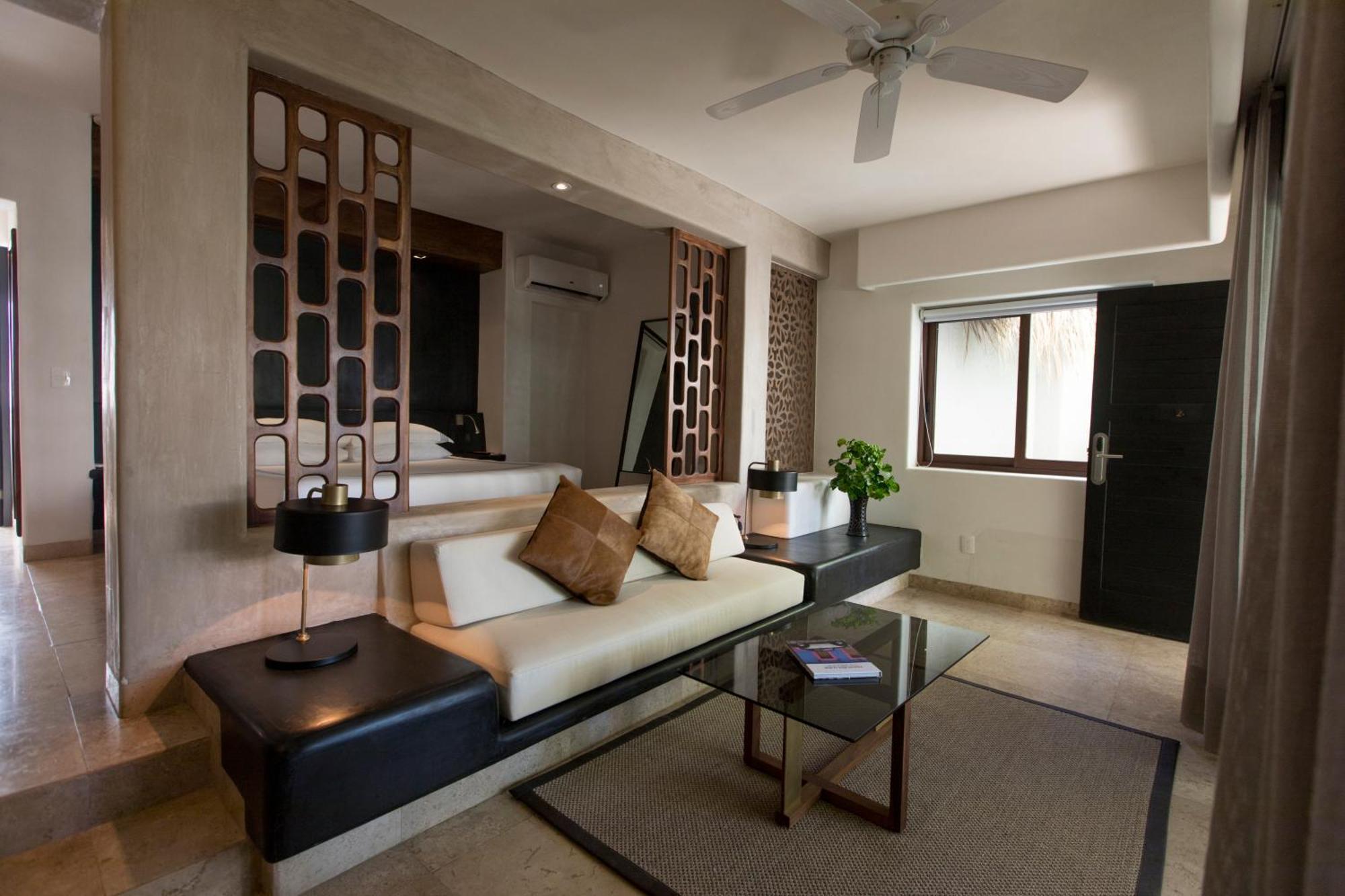 Habitación con cama extragrande.